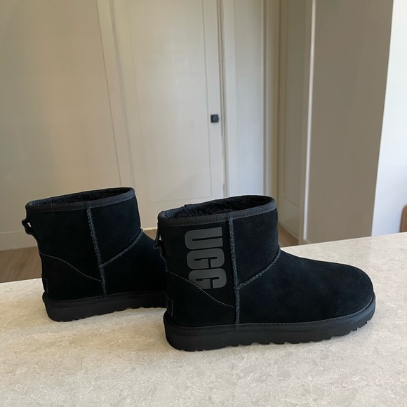 New UGG Black Classic Mini UGG Rubber Logo Boots, Size US 7 - Picture 5 of 11